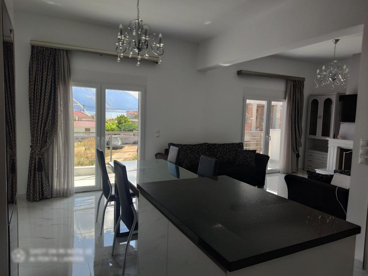 شقة Black & White Seaside House Kalamia Corinth المظهر الخارجي الصورة